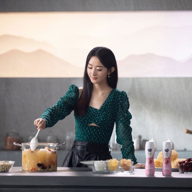 Áo kiểu chấm bi tay dài Triệu Lệ Dĩnh