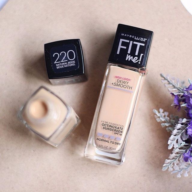 Kem nền mịn lì Maybelline Fit Me Matte + Poreless 30ml giúp kiểm soát nhờn, loại bỏ mọi khuyết điểm