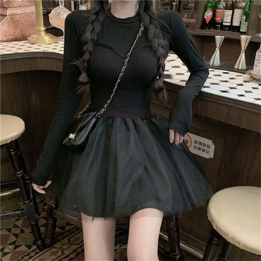 Đầm đen dài tay phối lưới thời trang thu đông Pháp 2021