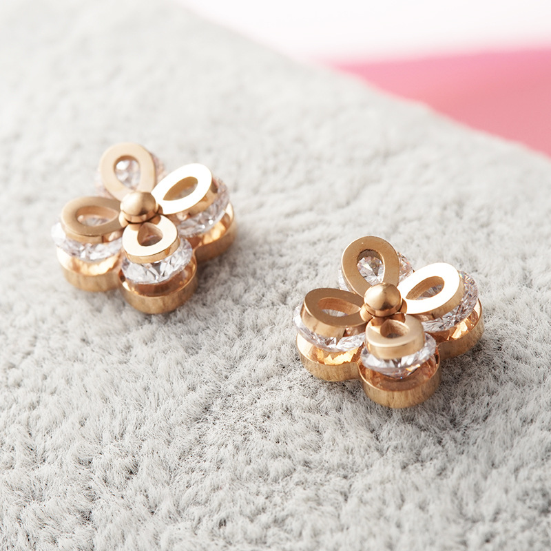 The Korean version of four Diamond Flowers Qierkang is gold earrings, women's earrings, rose earrings, air earrings (Zircon cotton earrings, women's earrings).