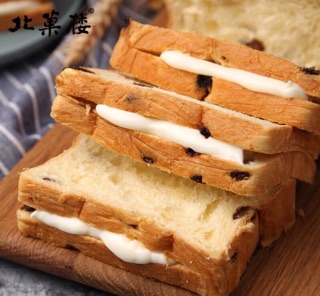 Sandwich nho kẹp sốt