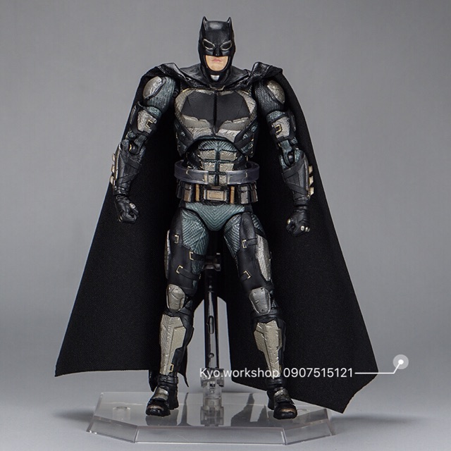 Mô hình Action Figure MAFEX Batman Justice League - Tactical Suit ver. No.064 có giá đỡ