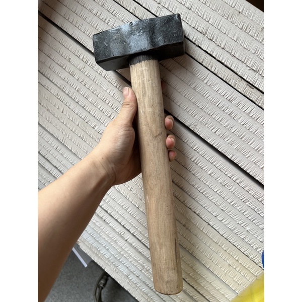 búa đầu vuông 1,5kg cán gỗ ,búa thép sắt  loại tốt -búa vuông
