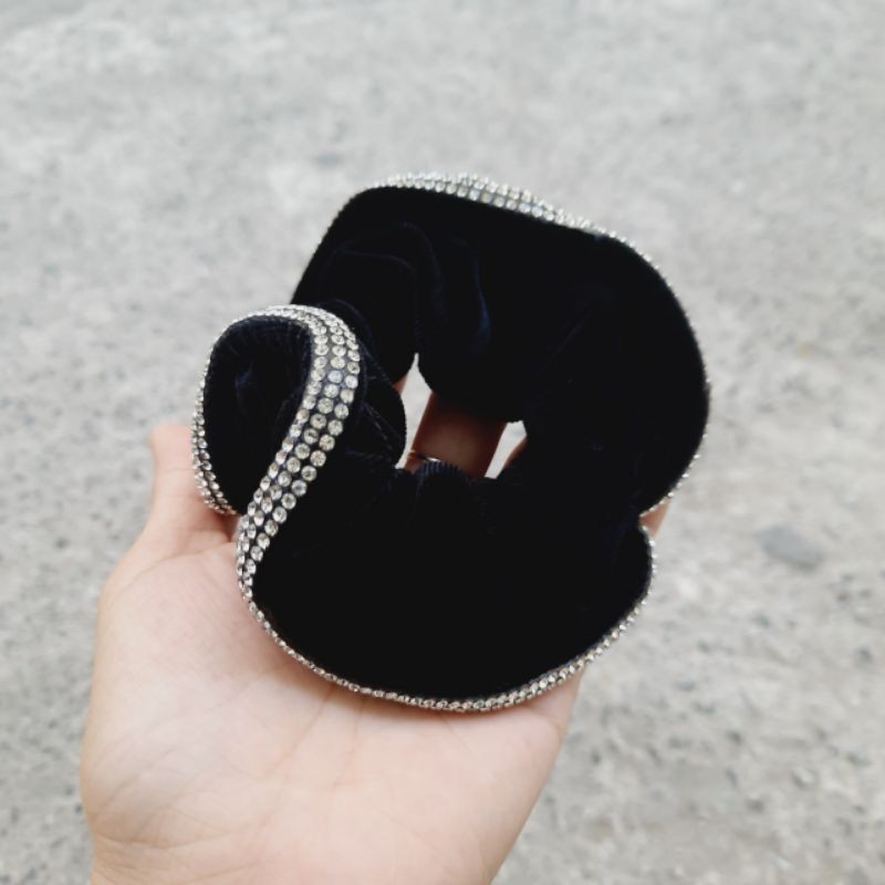 Cột tóc nhung đính soàn 3 hàng màu đen