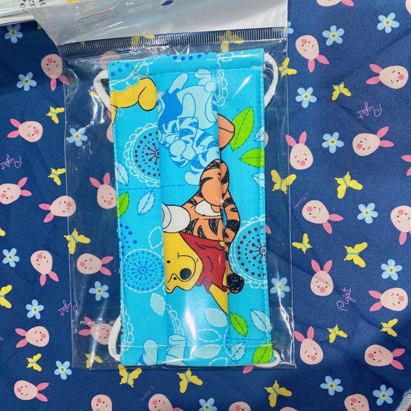 Khẩu trang vải kiểu y tế hình gấu Pooh | BigBuy360 - bigbuy360.vn