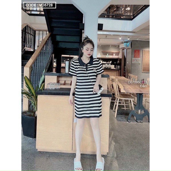 Đầm polo kẻ đen trắng cài nút cổ thêu gấu chất thun gân