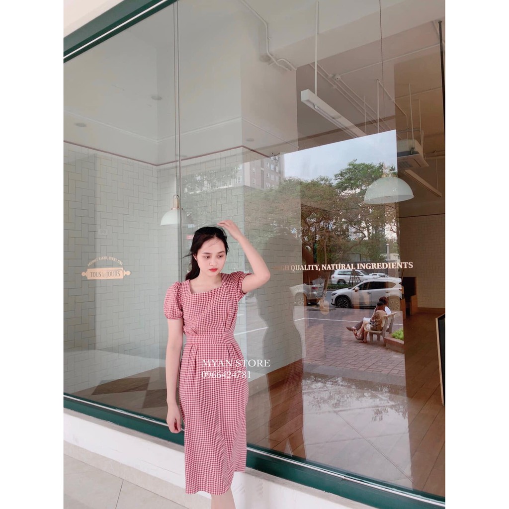 Váy kẻ đỏ cổ vuông