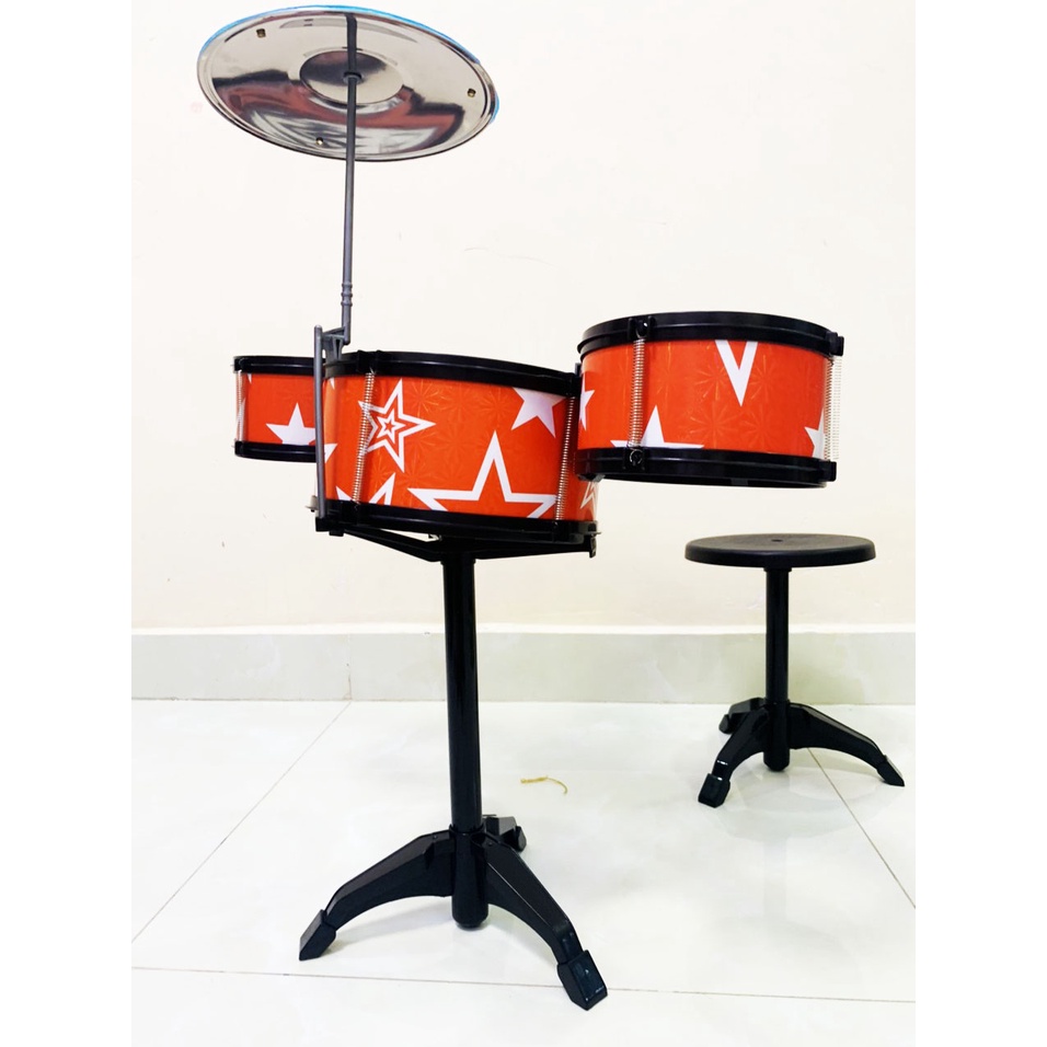 Bộ Trống Jazz Drum cho bé bao gồm: 1 ghế , 1 trống cái, 4 trống nhỏ, 1 cái chập chả và 2 dùi trống