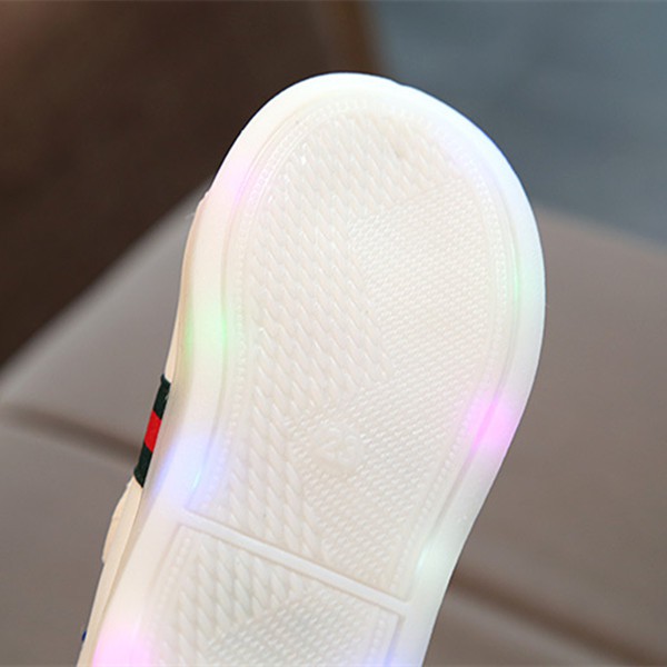 Giày sneaker đế gắn đèn led thời trang cho bé