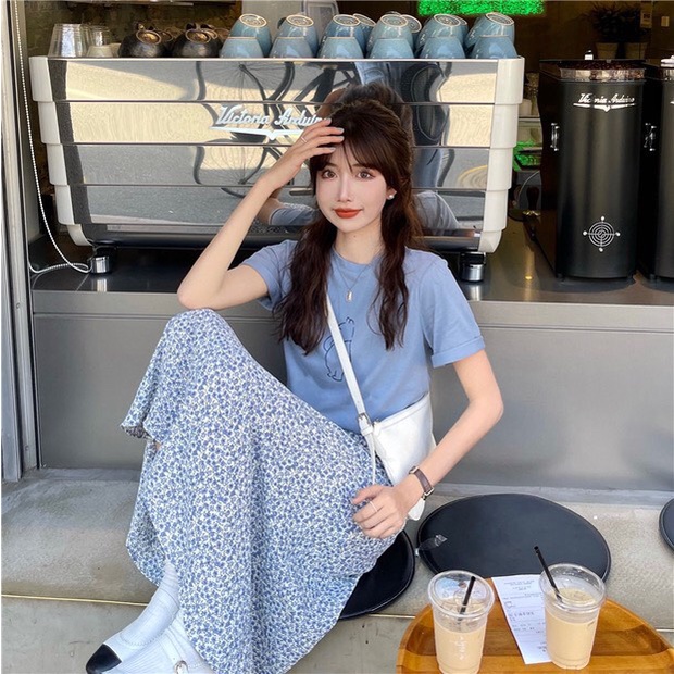 Set áo phông phối chân váy hoa nhí lụa dáng dài, phong cách nàng thơ hàn quốc 2202s02