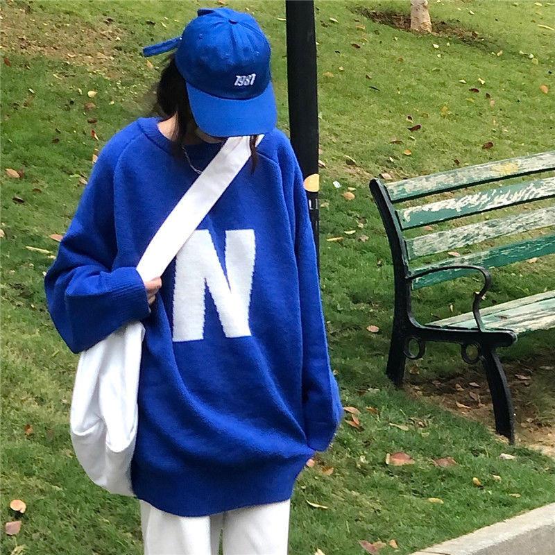 Áo sweater dệt kim màu xanh dương kiểu chui đầu dáng rộng in chữ phong cách Hàn Quốc thời trang thu đông cho nữ