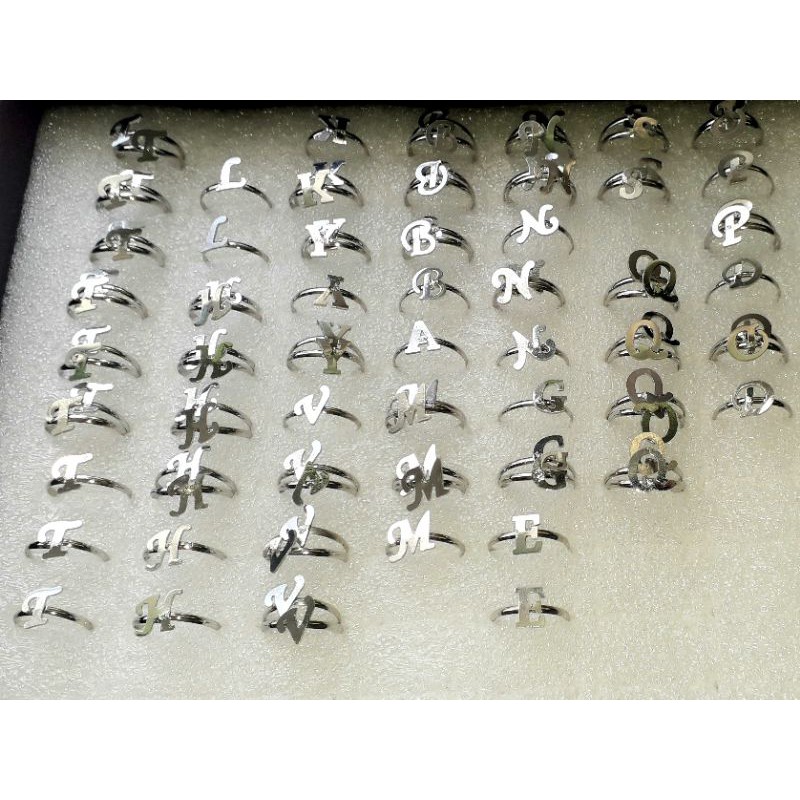 Một chiếc nhẫn inox mặt chữ Cái size nhỏ