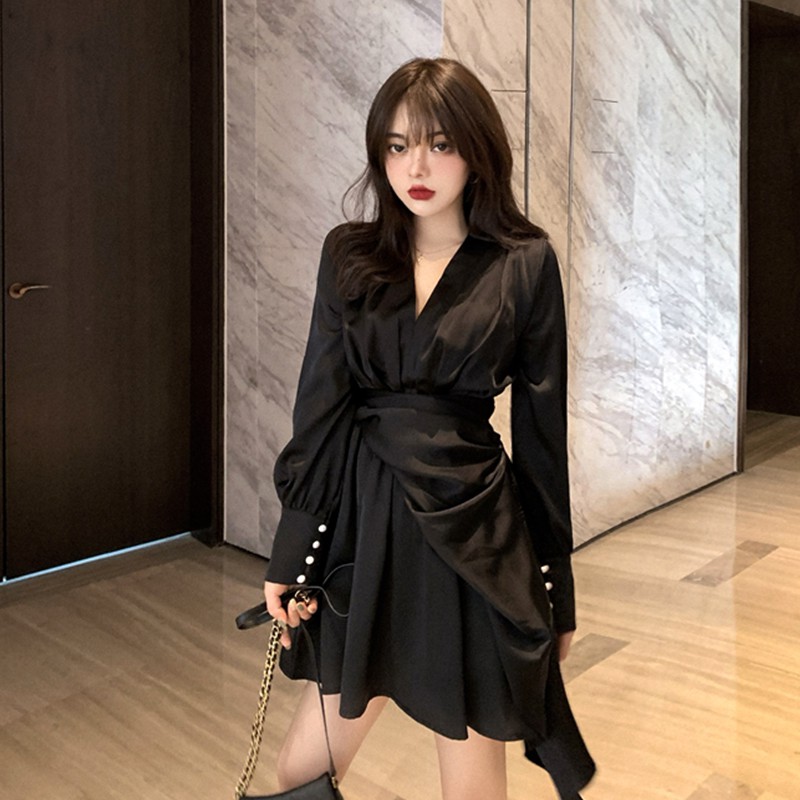 (ORDER) Váy sơ mi cổ V thiết kế thắt eo vạt chéo tà xòe ngắn 2 màu đen/trắng sang chảnh Hàn Quốc