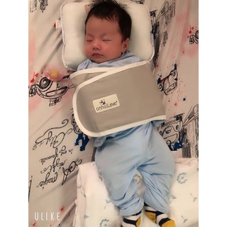 Quấn tay cho bé ngủ ngon