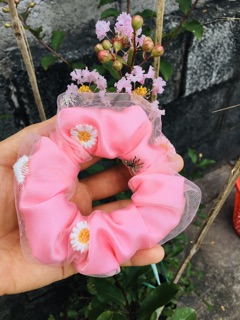 Cột tóc scrunchies mẫu hoa cúc 2 lớp