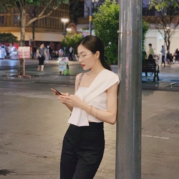 Áo croptop lêch vai xoắn nơ
