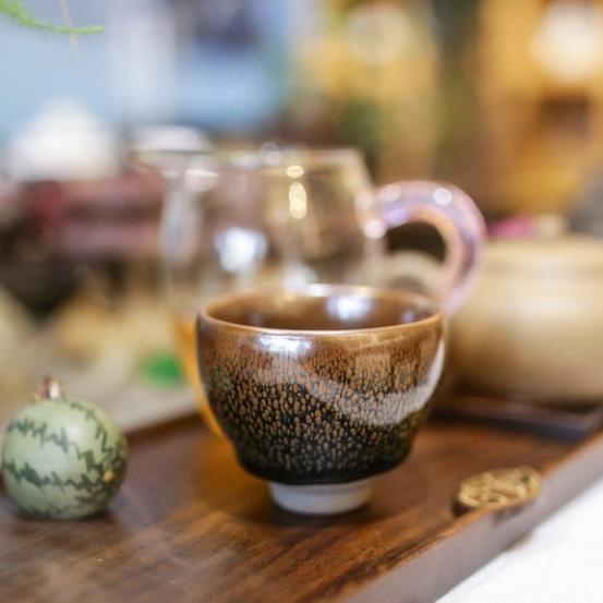 Chén thiên mục họa tiết lông chim trĩ công nghệ nung điện dành cho trà chủ.