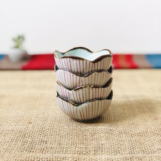 Chén gốm hoa nhỏ