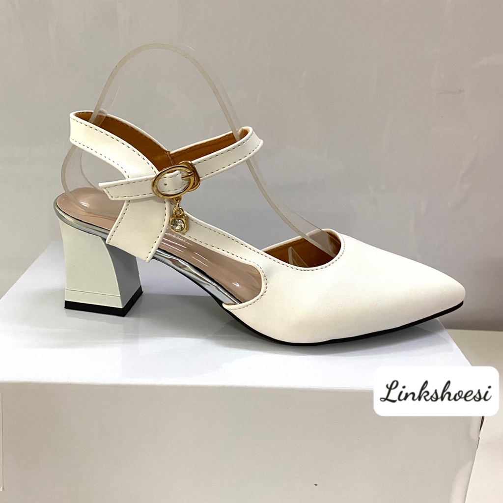 Giày sandan bít mũi kiểu dáng thời trang có đính hạt xoàn 2 màu đen trắng mã sản phẩm TT215