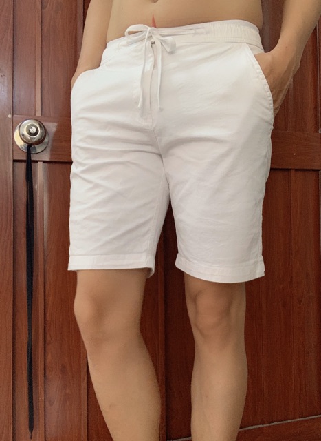Quần short nam kaki trên gối co giản có khoá kéo.
