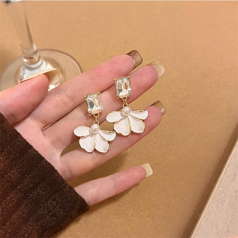 Hoa Tai Hình Hoa Trắng Đính Nơ Bướm Dành Cho Nữ