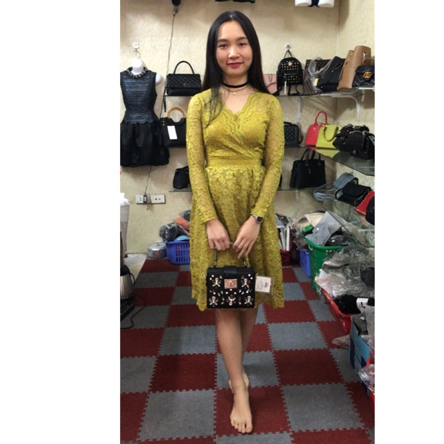 Váy ren cổ chữ V