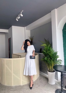 Đầm midi trắng khoét lưng