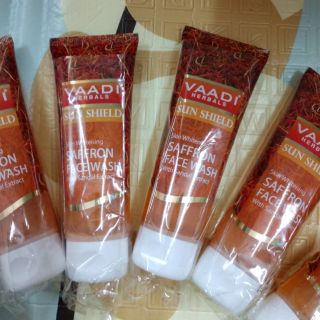 Sữa rửa mặt nhụy hoa nghệ tây saffron face wash 60ml. xuất xứ : ấn độ. hsd : 10/2020.
