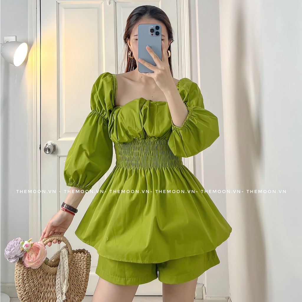 Set đồ nữ đi chơi gồm quần short lưng chun và áo kiểu trễ vai có kèm mút ngực
