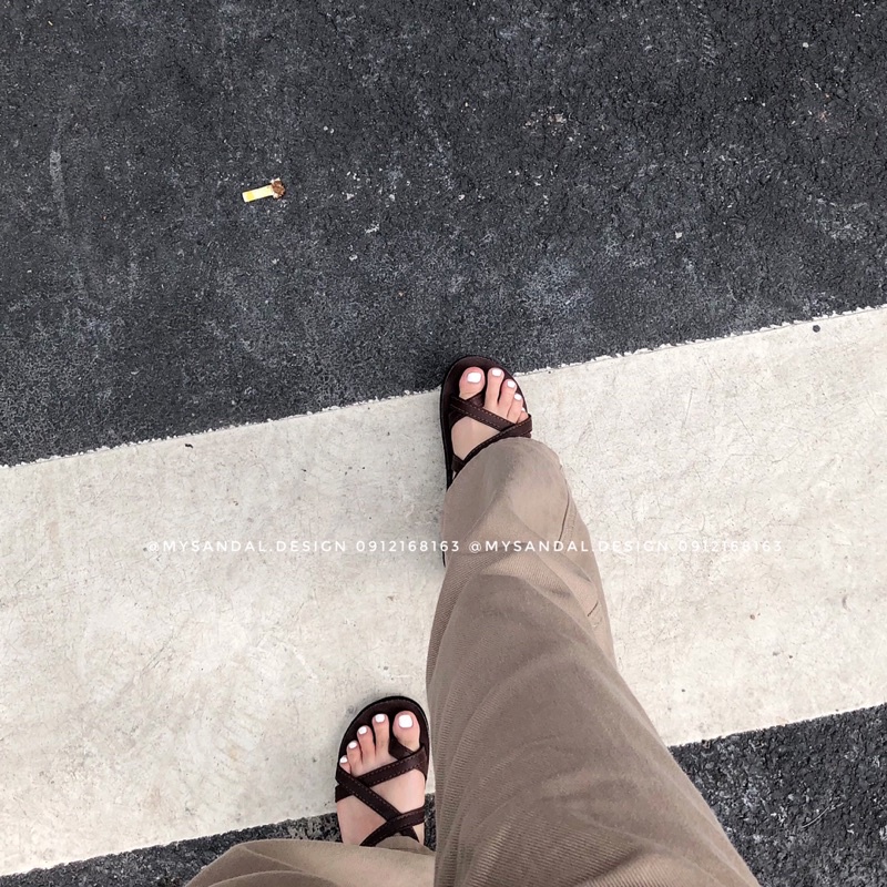 Giày Sandals đế bằng quai chéo xỏ ngón basic