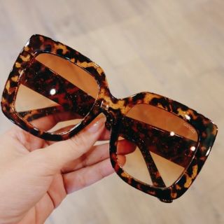 Kính râm nữ v vuông