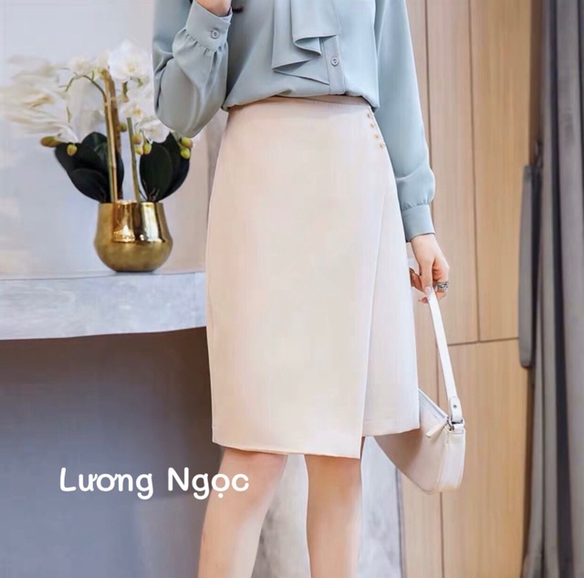 Chân váy dáng suông đắp vạt đính cúc thời trang | BigBuy360 - bigbuy360.vn