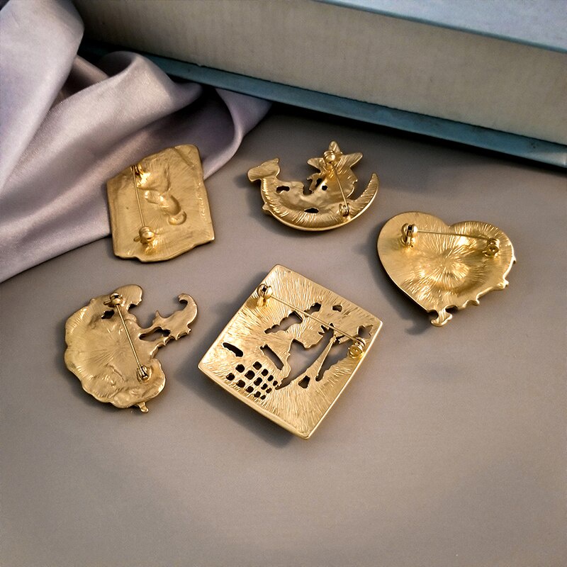 Ghim cài áo hình xe ngựa cổ điển 5 kiểu dáng thời trang