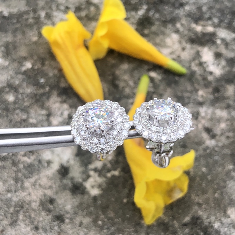Bông tai Moissanite: Viên chủ Moissanite 5,4ly, viên tấm Moissanite; Bạc mạ bạch kim