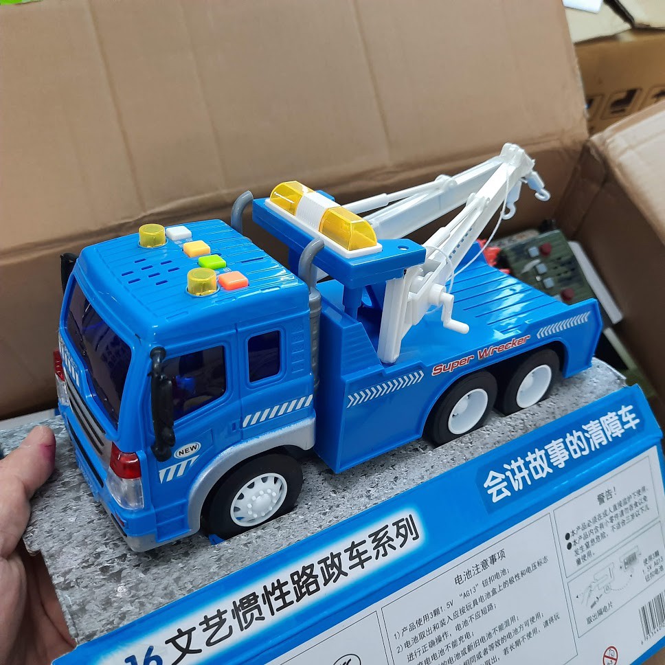 Mô hình xe ô tô cứu hộ đồ chơi trẻ em tỉ lệ 1:16 có âm thanh và đèn xe chạy đà