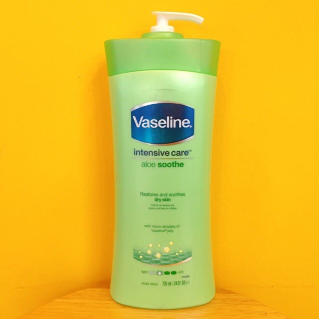 Dưỡng thể vaseline 725ml màu xanh vị lô hội.