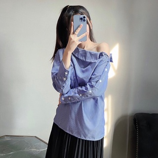 Áo sơ mi xanh lệch vai