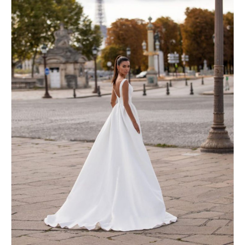 Váy cưới satin cô dâu tay dài hở lưng đính cúc bọc theo vải