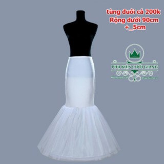 Tùng mặc trống váy cưới đuôi cáPKTCDMN