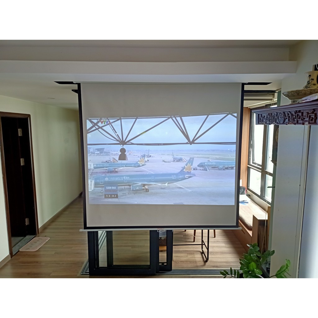 Màn chiếu treo tường 85inch. Màn có độ bền cao, phù hợp với các loại máy chiếu, hàng chính hãng cao cấp