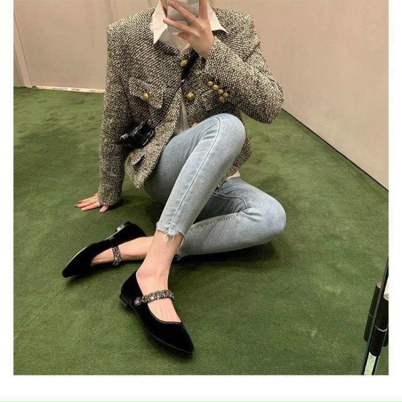 Giày bệt nhung đen.