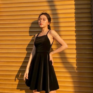 Đầm nhung đen hai dây
