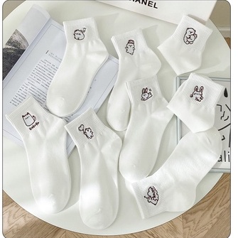 Vớ tất cổ trung trắng thêu icon gấu nâu ôm tim