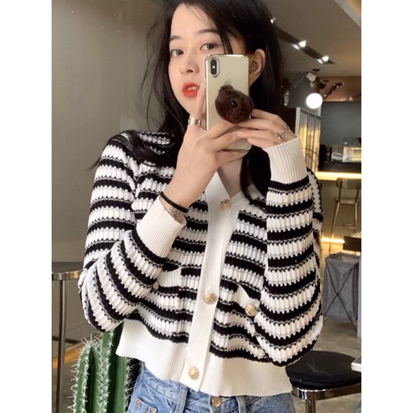 Áo cardigan kẻ trắng đen dáng ngắn