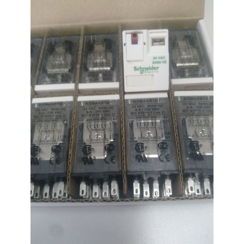 Rolay trung gian 14 chân Schneider RXM4AB1B7 có đèn báo, có nút test nguội