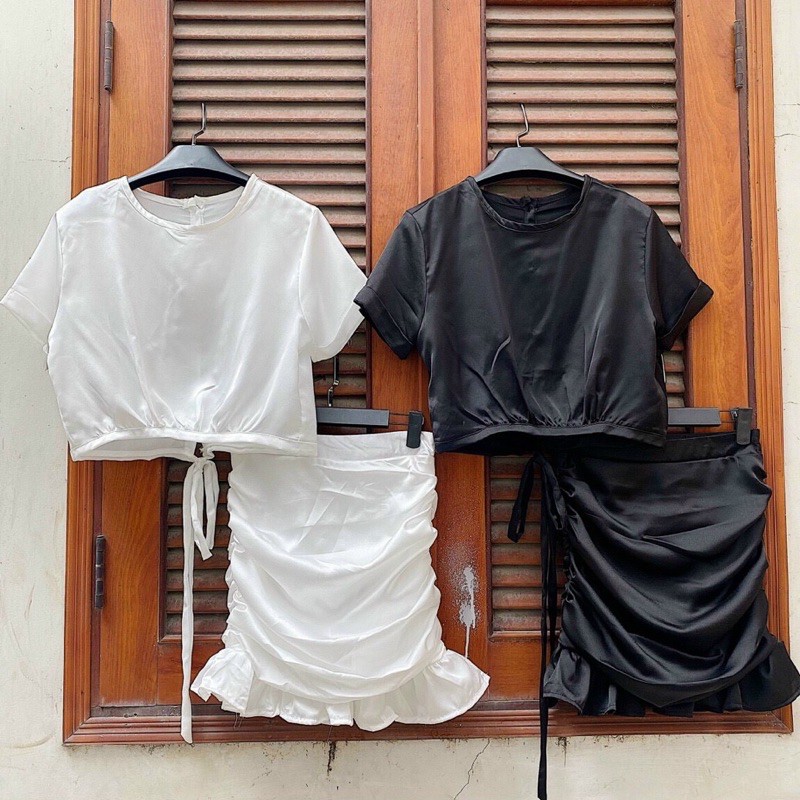 Set Đồ PARTY SET gồm áo croptop và chân váy xếp li tầng tôn vòng 3 - áo sau lưng gài nút và thắt nơ tạo điểm nhấn