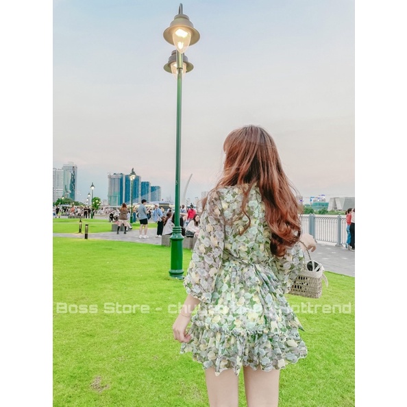 Váy HOA THIẾT KẾ  dáng xòe, tay cánh tiên. Chất voan hoạ tiết tay loe kèm dây buộc lưng.