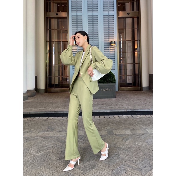 Bộ vest nữ cao cấp thương hiệu Dior CD gồm áo vest dáng vừa và quần dài ống loe kèm đạ thắt eo hình nơ