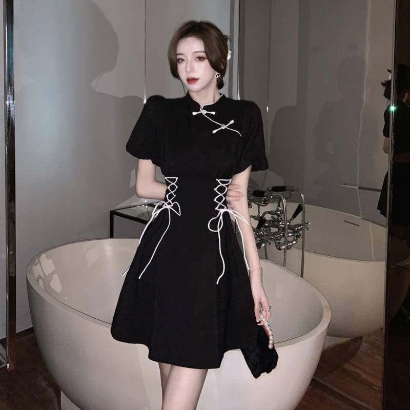 Váy ngắn tay thời trang của phụ nữ, thiết kế nút thắt tinh tế, làn váy lớn lộ ra đôi chân mảnh khảnh.