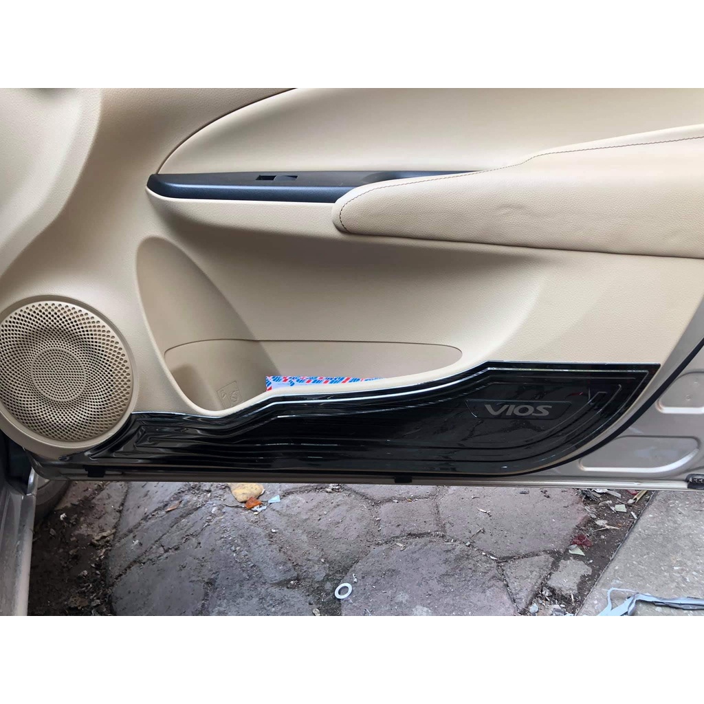 Ốp chống xước táp li, màng loa cánh cửa Toyota Vios 2019, 2020, 2021